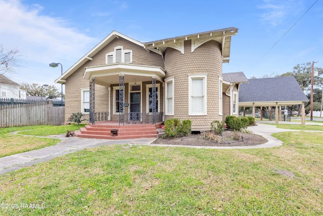 view of front of house featuring fence, a porch, and a front lawn