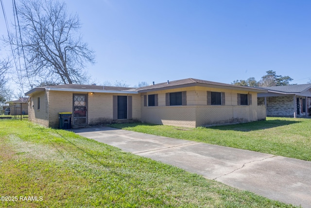 view of front of home featuring a front yard and brick siding