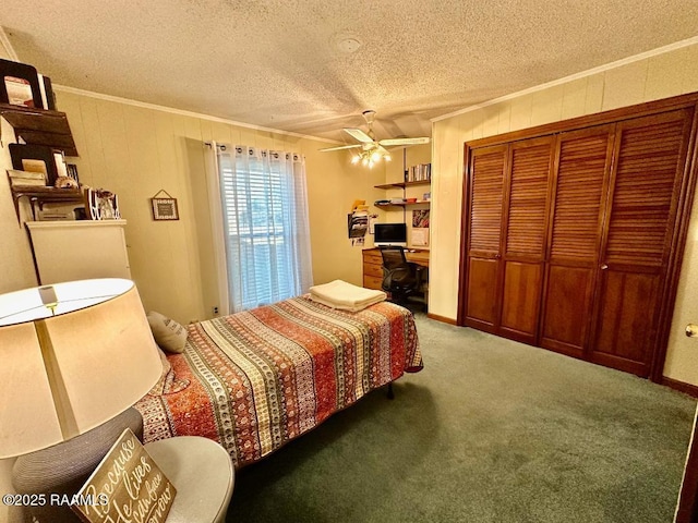 bedroom featuring carpet, a closet, ornamental molding, ceiling fan, and a textured ceiling