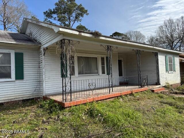 view of front facade with a porch and a front lawn