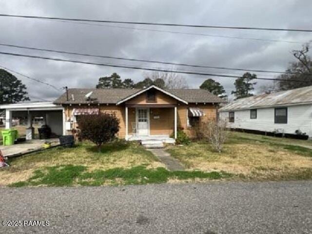 view of front of property featuring a front lawn