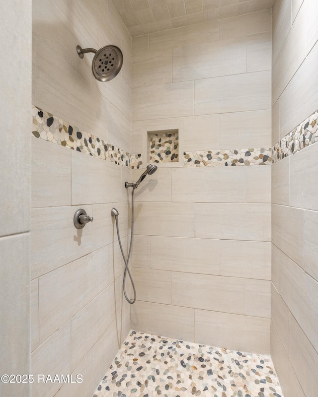 bathroom featuring a tile shower