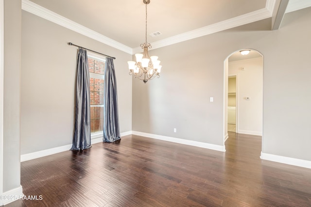 spare room featuring arched walkways, a notable chandelier, ornamental molding, wood finished floors, and baseboards