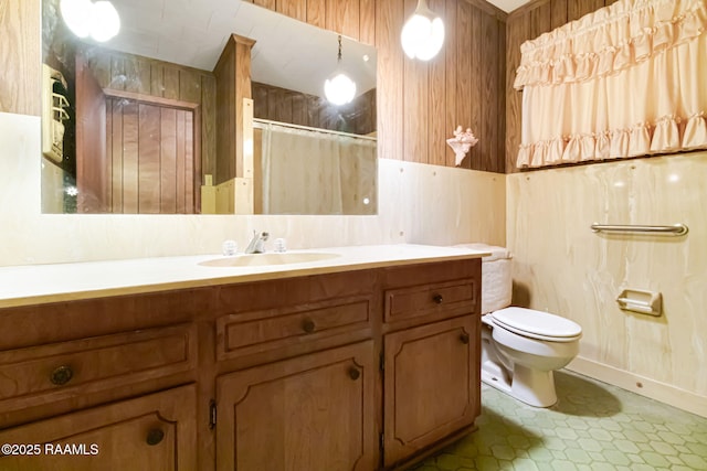 bathroom with a shower with curtain, vanity, and toilet