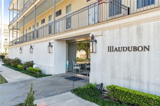 property entrance featuring stucco siding