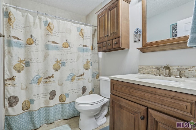 full bath featuring a textured ceiling, toilet, a shower with shower curtain, vanity, and decorative backsplash