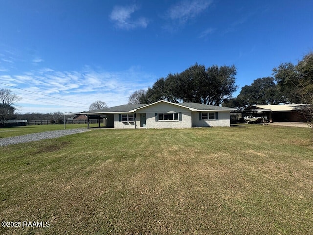 view of front of home with a carport and a front yard