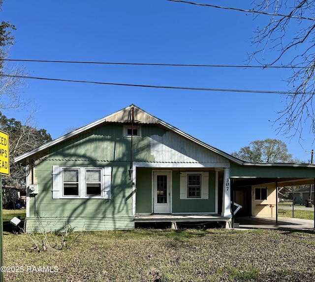 view of front facade with covered porch and an attached carport