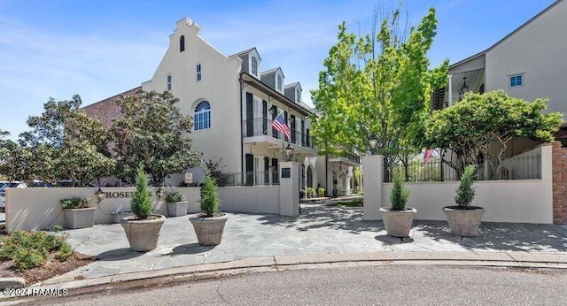 view of front of home with fence and stucco siding