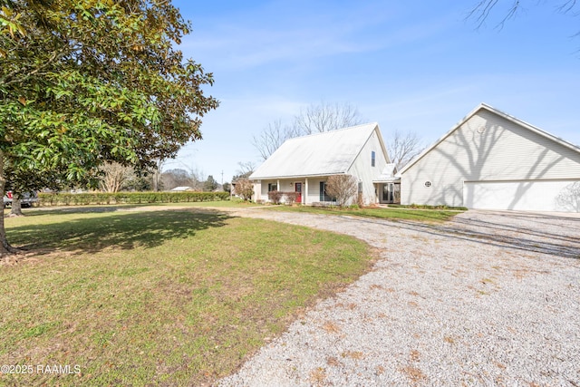 view of front of property featuring driveway and a front lawn