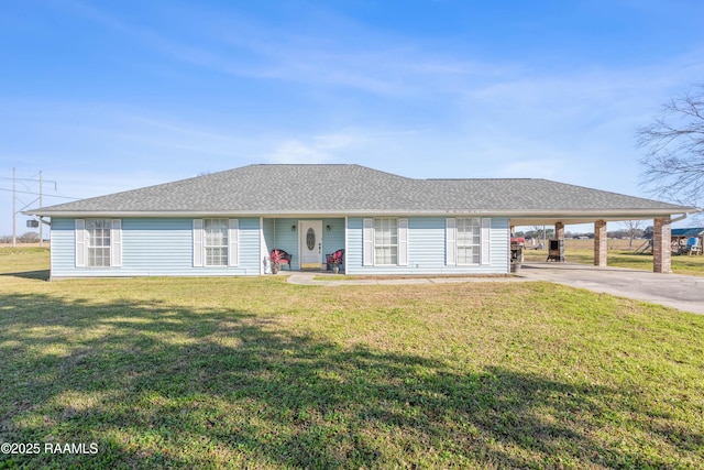 single story home with a carport, roof with shingles, a front yard, and driveway