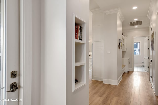 hall with visible vents, baseboards, ornamental molding, light wood-type flooring, and recessed lighting