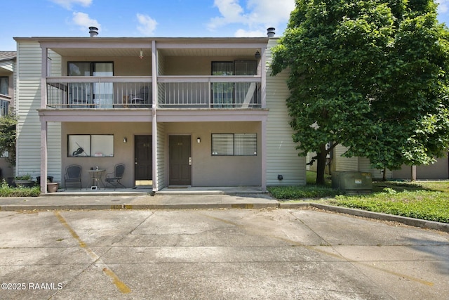 110 W Bayou Pkwy Unit 401, Lafayette, LA 70503 - view of front facade featuring a balcony and a porch