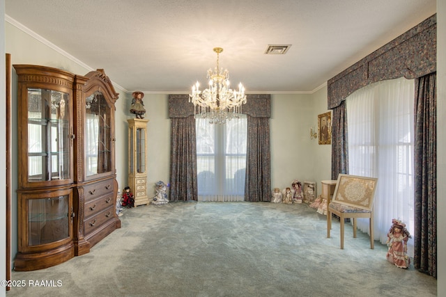 living area featuring visible vents, a textured ceiling, carpet, an inviting chandelier, and crown molding