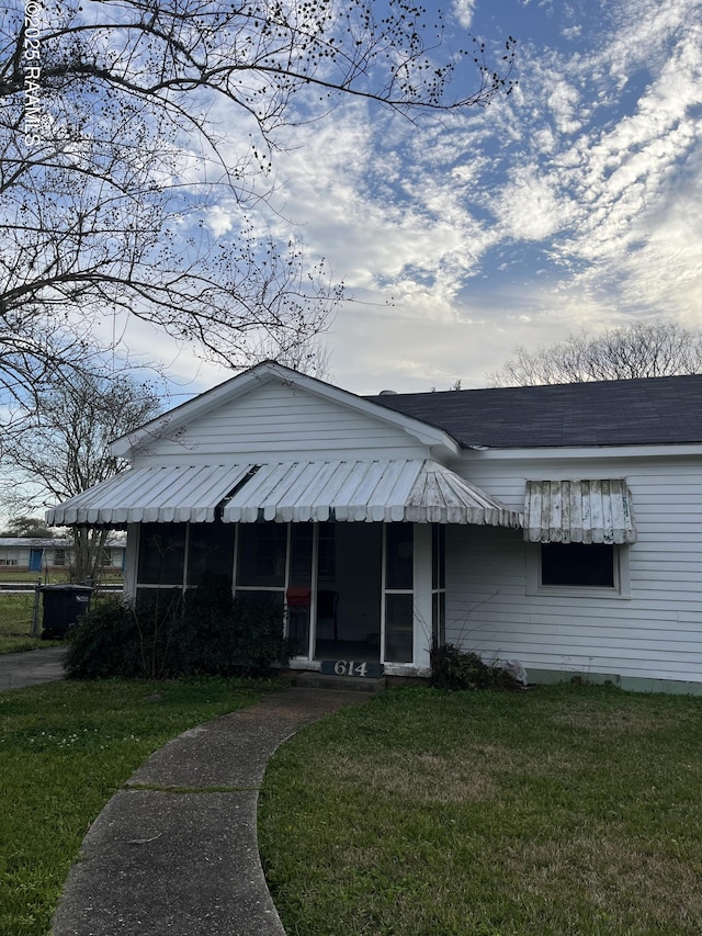 view of front of home with a front lawn