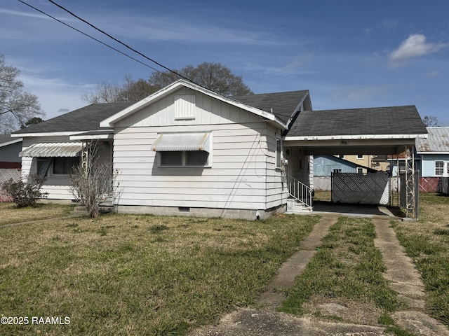 view of front of house featuring a front yard and a shingled roof