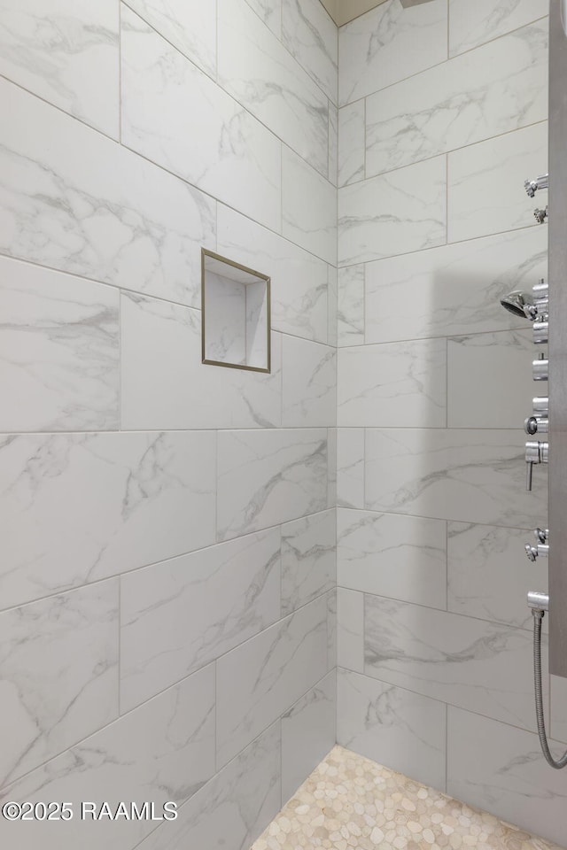 full bathroom featuring tiled shower