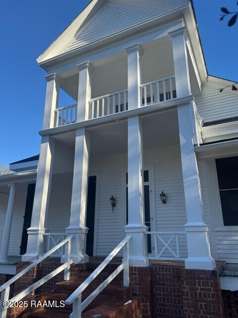 view of front facade featuring a porch and a balcony