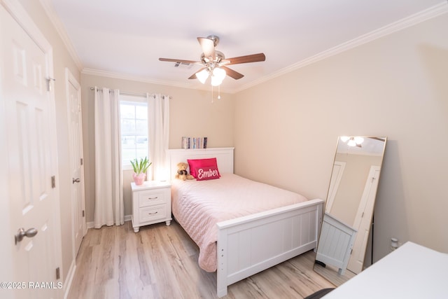 bedroom with crown molding, light wood-style flooring, a ceiling fan, and visible vents