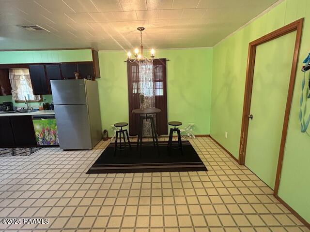 dining area featuring visible vents and an inviting chandelier