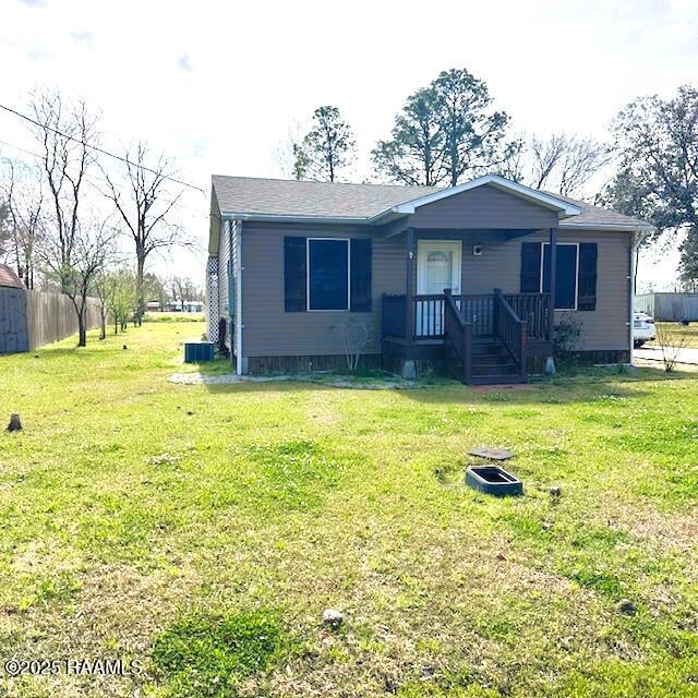 view of front of property featuring fence and a front yard