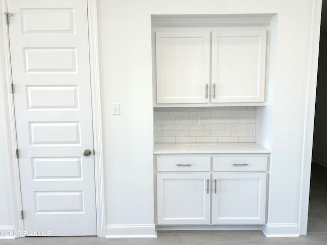 211 Bennington Ln, Youngsville, LA 70592 - bar area featuring tasteful backsplash and baseboards