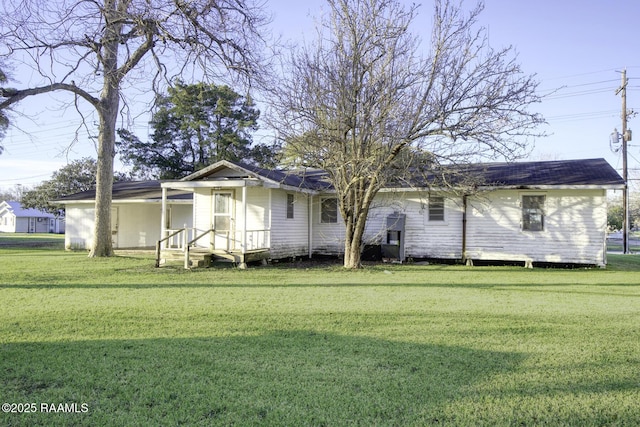 view of front of property featuring a front yard