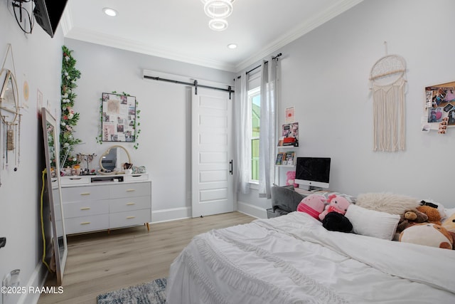 bedroom featuring baseboards, light wood-style flooring, recessed lighting, crown molding, and a barn door