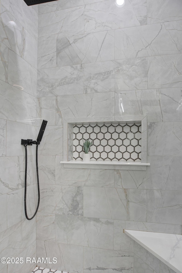 room details featuring a tile shower