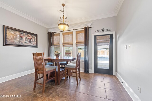 dining space featuring visible vents, crown molding, and baseboards