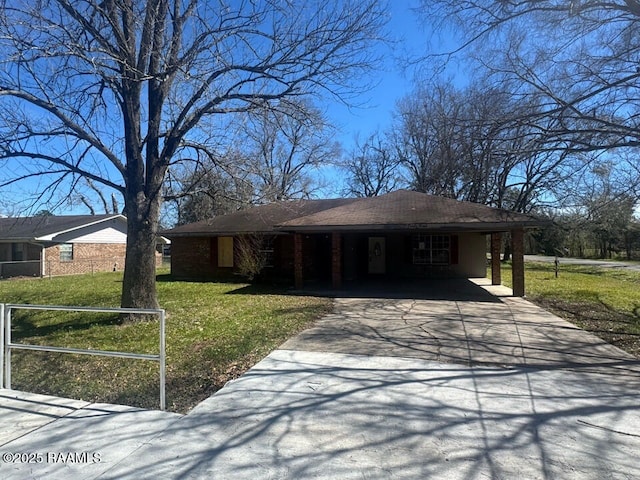 view of front facade with a front yard and driveway