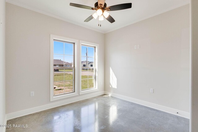 empty room with ceiling fan, baseboards, concrete flooring, and ornamental molding