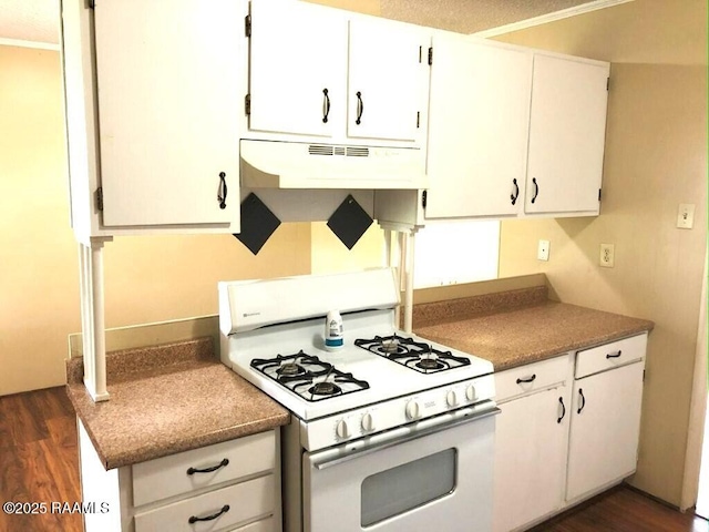 kitchen featuring under cabinet range hood, white range with gas stovetop, dark wood-style floors, and white cabinetry