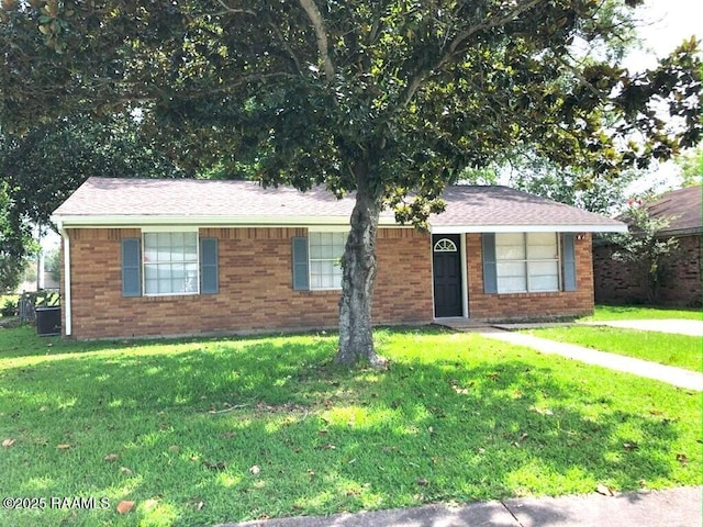 ranch-style home featuring brick siding and a front lawn