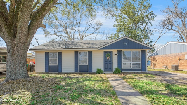 view of front of home featuring central AC unit and a front yard