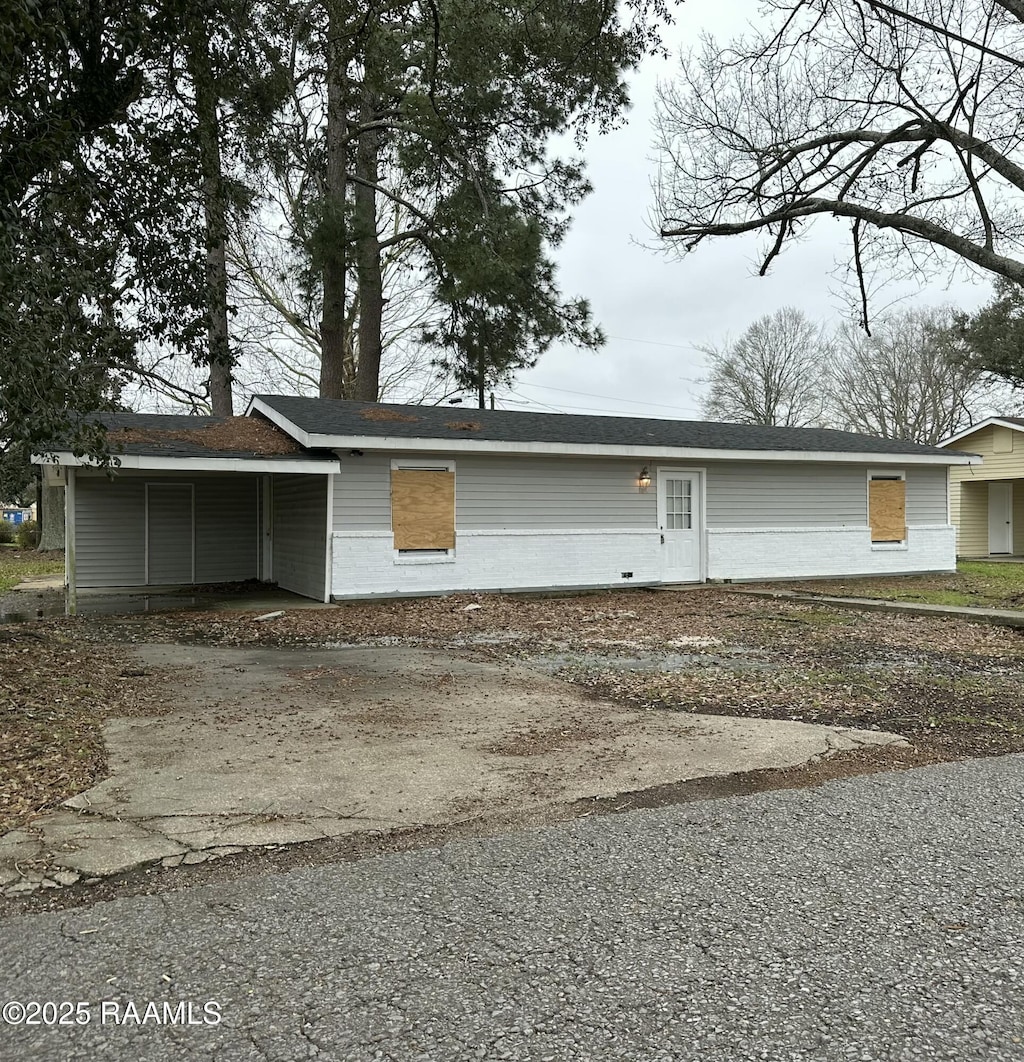 exterior space with gravel driveway and a carport