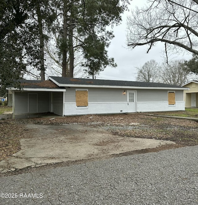 exterior space with gravel driveway and a carport