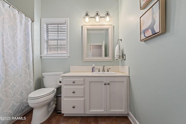 full bath featuring tile patterned floors, a shower with curtain, toilet, baseboards, and vanity