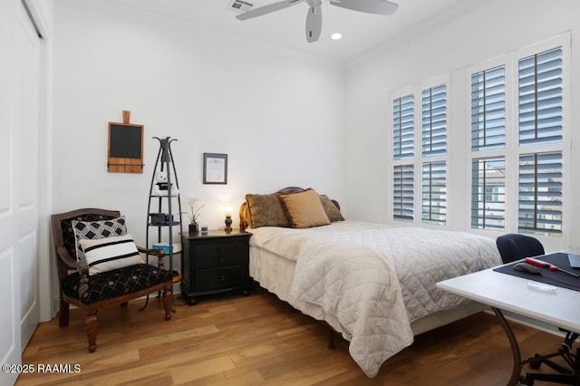 bedroom featuring visible vents, crown molding, recessed lighting, light wood-style floors, and a ceiling fan