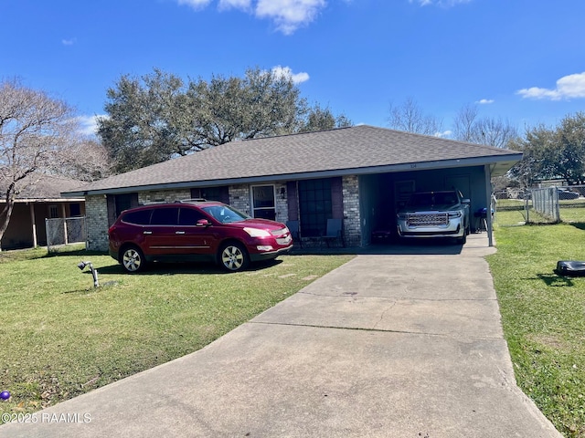 view of front of house featuring an attached carport, driveway, a shingled roof, and a front yard