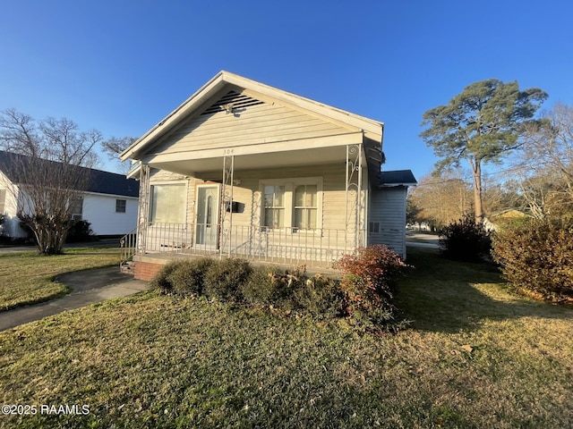 view of front of property featuring a front yard and covered porch