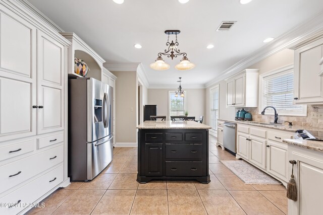kitchen featuring a sink, a chandelier, white cabinetry, stainless steel appliances, and visible vents