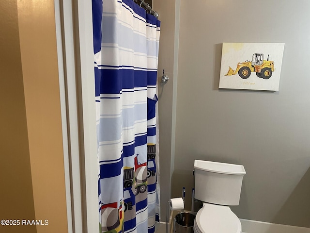 3713 Vidrine Rd, Ville Platte, LA 70586 - full bath with toilet, a shower with curtain, and baseboards