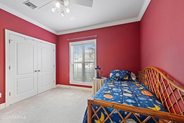bedroom featuring visible vents, ornamental molding, carpet flooring, baseboards, and ceiling fan