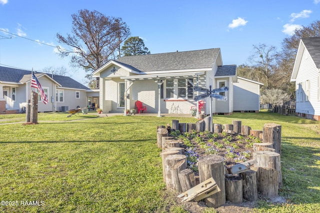 view of front of house featuring central air condition unit, a front yard, and roof with shingles