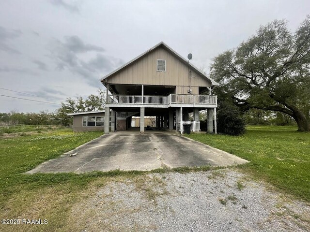 view of front of house featuring a carport, driveway, and a front yard