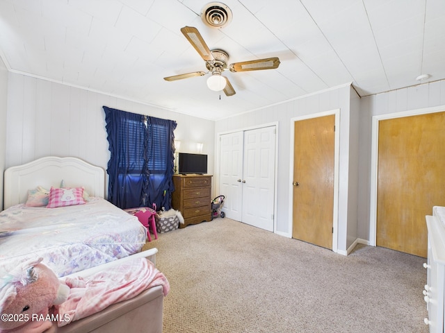 bedroom with baseboards, visible vents, a ceiling fan, a closet, and carpet floors