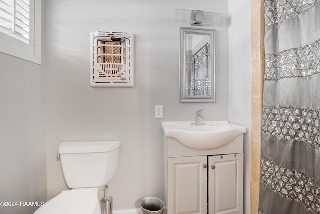 full bath with toilet, vanity, and a shower with curtain