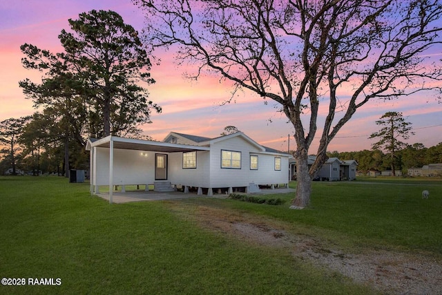 view of front of property featuring entry steps and a front lawn