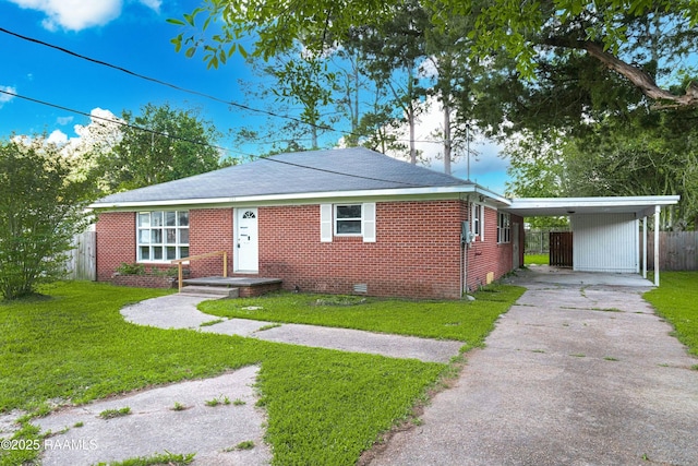 view of front facade featuring crawl space, a front yard, fence, driveway, and an attached carport